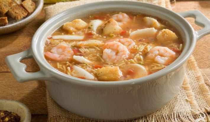 Sopa de mariscos con fideo