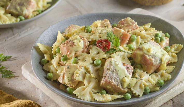 Farfalle con salmón y salsa de mostaza, hinojo y estragón