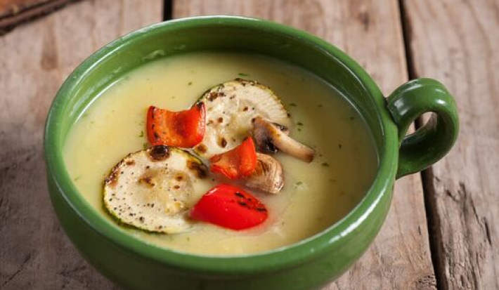 Crema de Espárragos con Verduras grilladas y Tostadas al Oliva