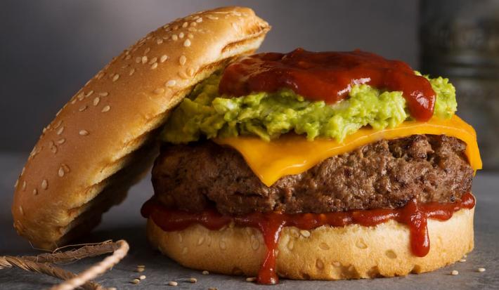 Hamburguesa con queso, Chipotle ketchup y guacamole.