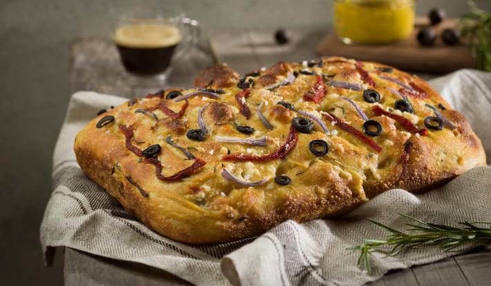 Focaccia a la mostaza con cebollas, olivas y pimiento rojo