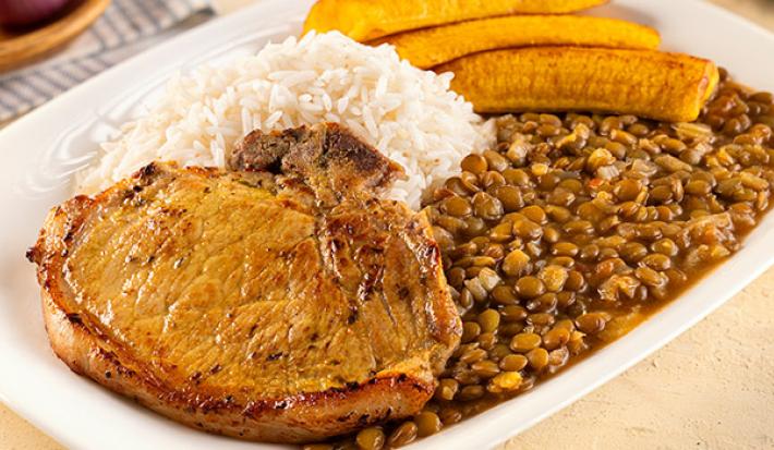 Chuletas de cerdo con arroz y lenteja