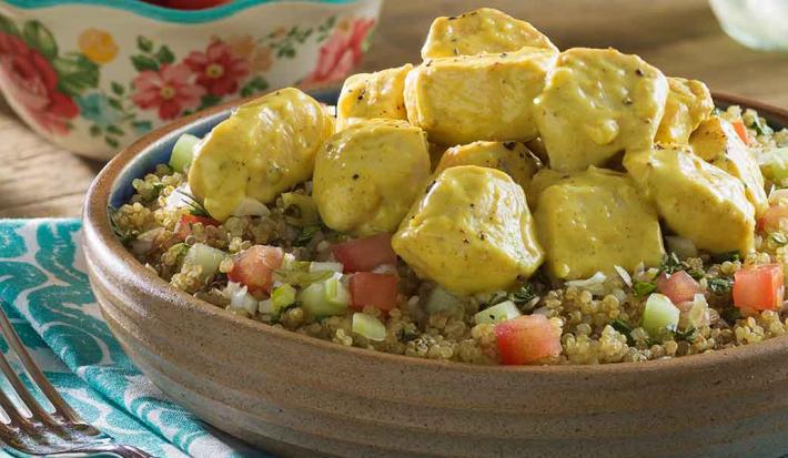 Pollo al curry acompañado con falso cous cous de quínoa