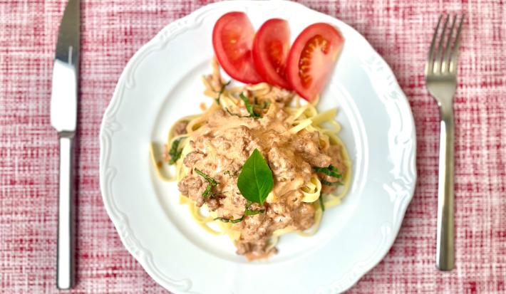 Fideos con carne en salsa rosa