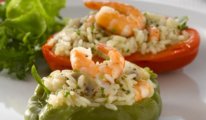 Pimientos Rellenos con Arroz y Camarones