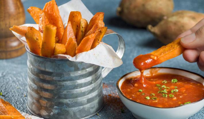 Bastones de Camote con Salsa de Tomate Picante