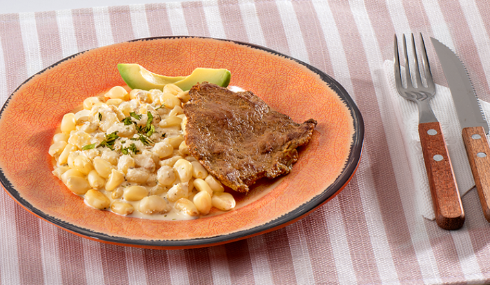 Choclo con Salsa de Queso y Carne Frita