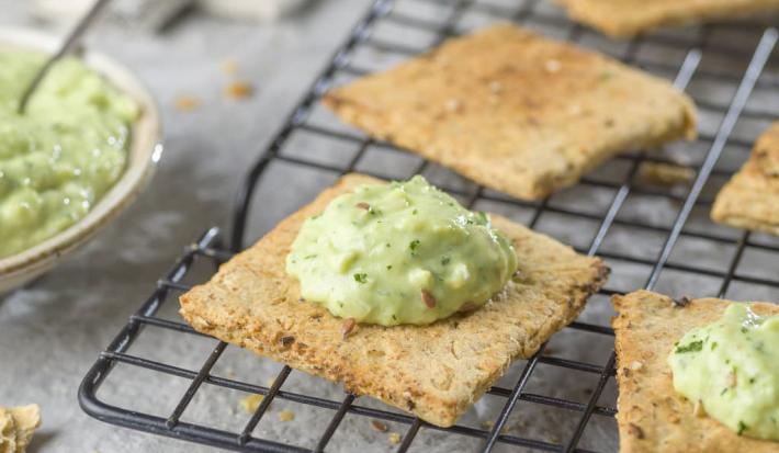 Galletas de Linaza con Aderezo de Aguacate