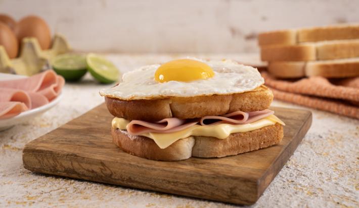 Sanduche de jamón, queso y huevo frito