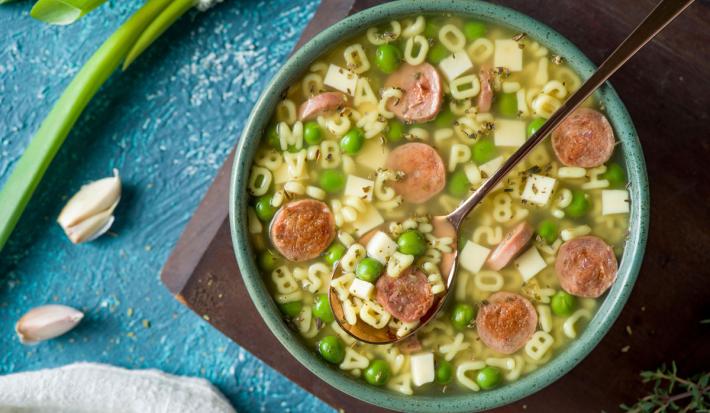 Caldo de salchicha con letras para niños - Receta divertida