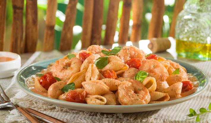 Conchitas cremosas al tomate y camarón