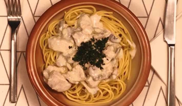 Pasta de pollo con champiñones