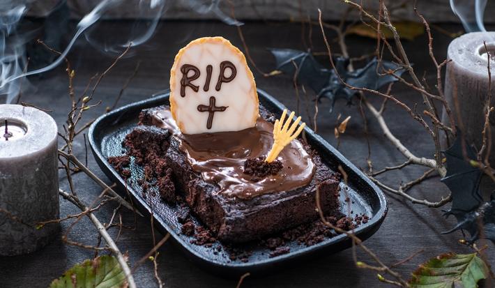 Brownies de Halloween con galletas RIP y velas como decoración