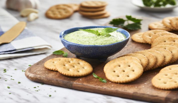 Receta Dip verde con galletas Ricas®.