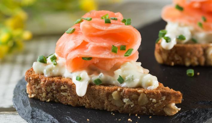 Bruschetta de salmón, queso azul y cebollín