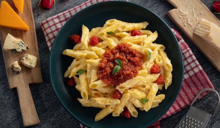 Pasta a los 4 Quesos sin Gluten con Pesto Rojo.