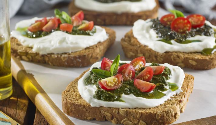 Bruschettas de pan integral y pesto de pistachos