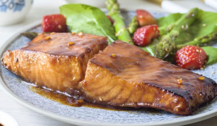 Salmón glaseado al BBQ con espárragos salteados y fresas al balsámico