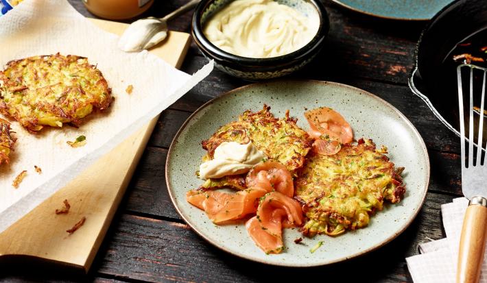 Rösti de patatas, espárragos blancos y verdes con salmón.