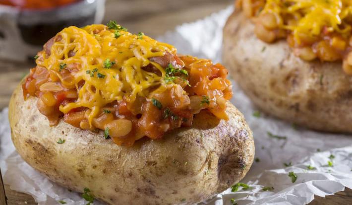 Papas al Horno Rellenas con Chili con Carne Vegetariano