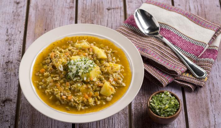 Sopa de lenteja con fideos