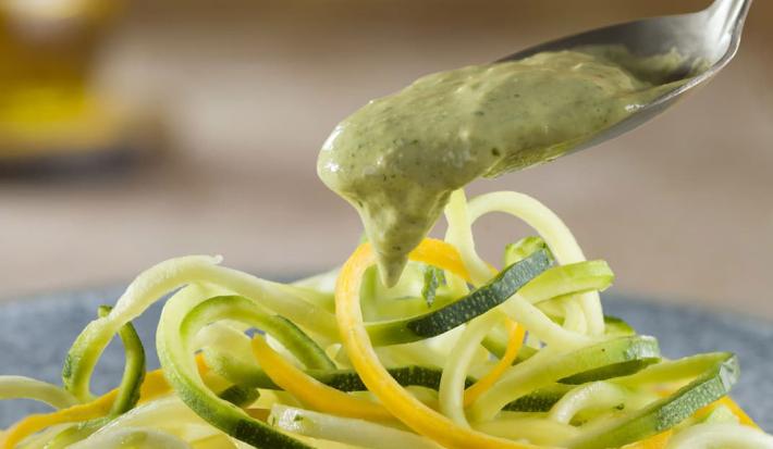 Zoodles al pesto de cilantro y filete de pollo