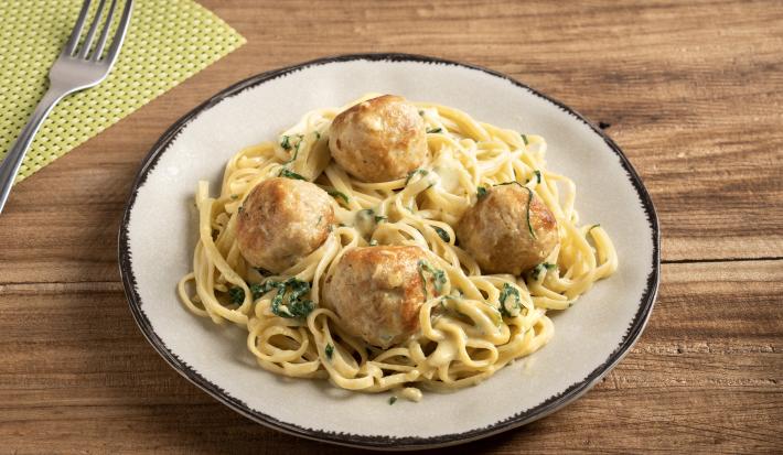 Fideo con Albóndigas de Pollo en Salsa Cremosa