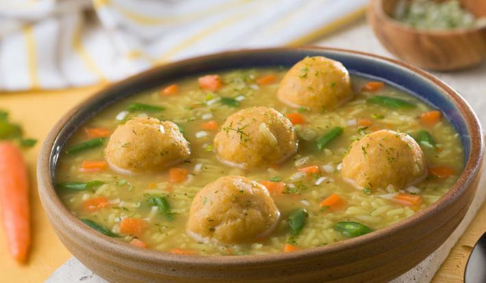 Sopa de albóndigas de verde